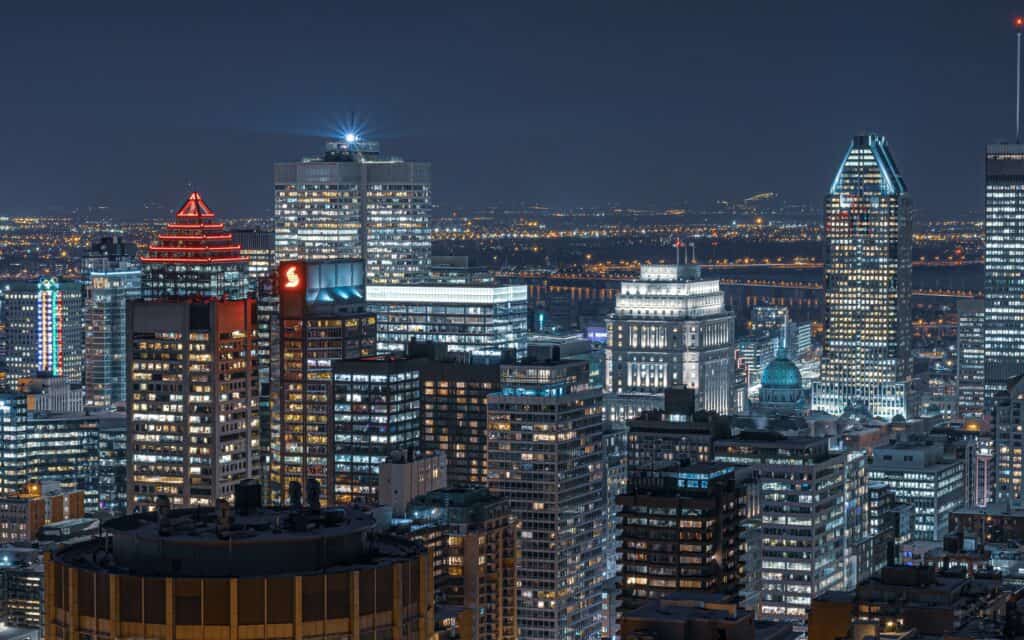 Una página de contacto con el skyline de Montreal de noche, para invitar a posibles socios de empresas de prop trading.